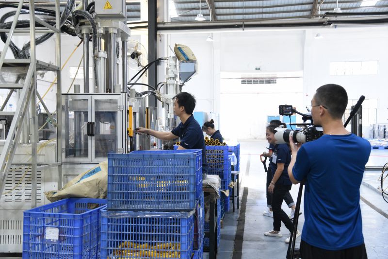 CCTV reporters filmed the workers in detail CCTV reporters filmed the workers in detail