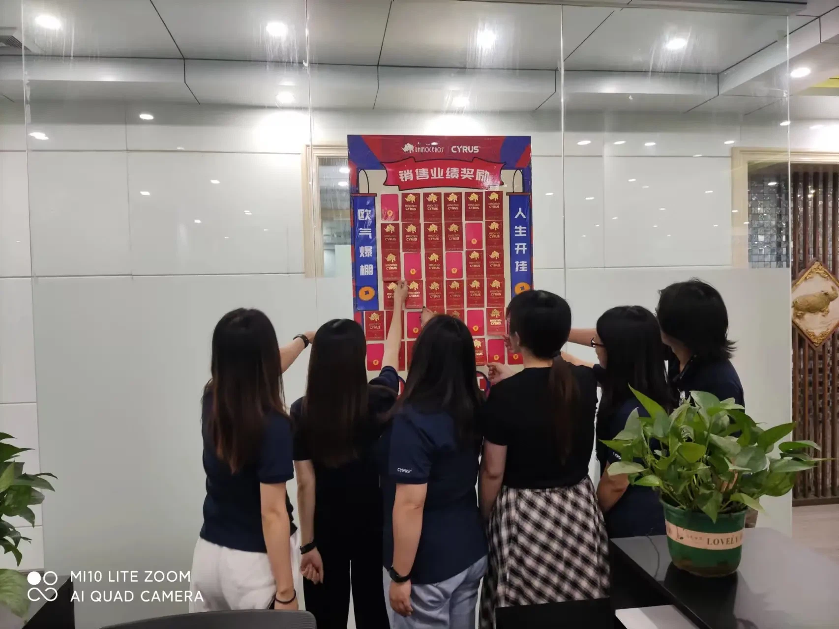 The salesman draws red envelopes