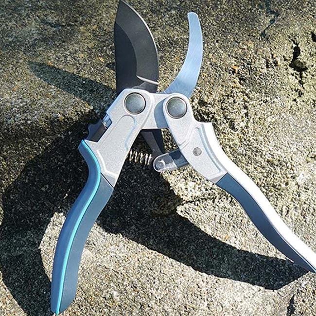 Light weight bypass sharp pruner