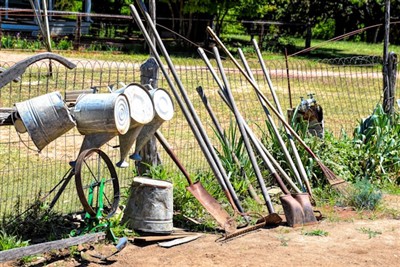 Kādi ir ainavu dizaina pamatelementi un būtiskie dārza instrumenti?